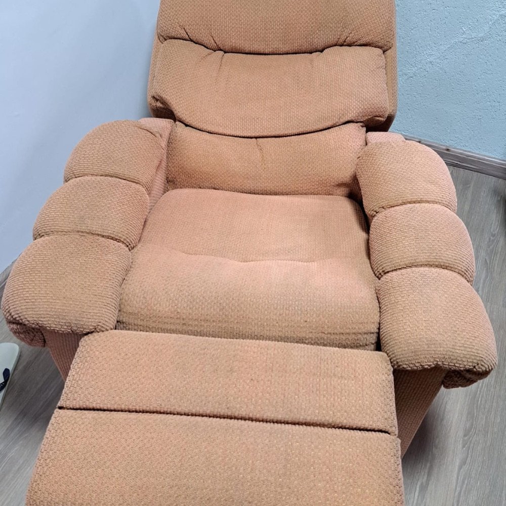 Poltrona renovada depois da limpeza em Campinas
