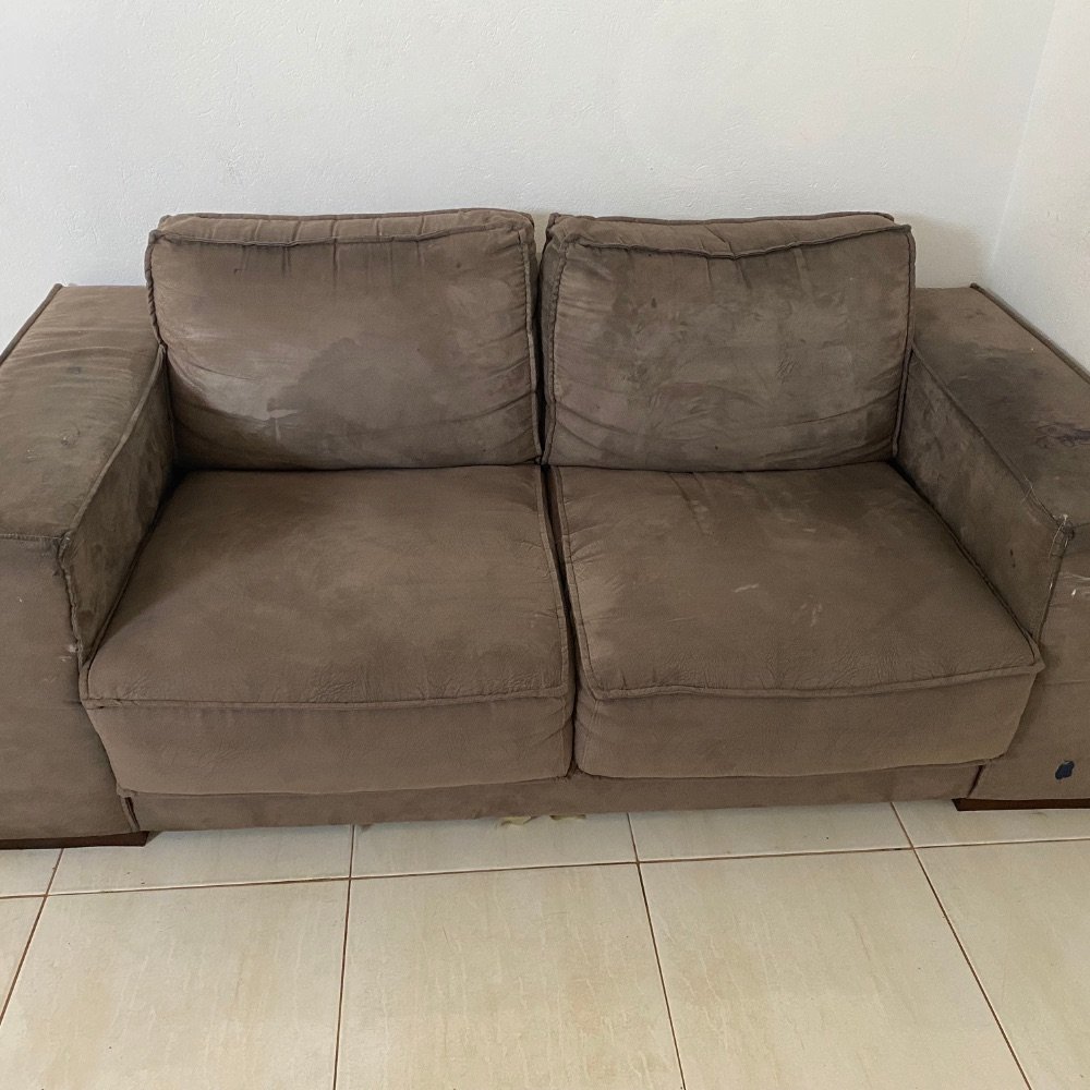 Sofá manchado antes da higienização em Campinas