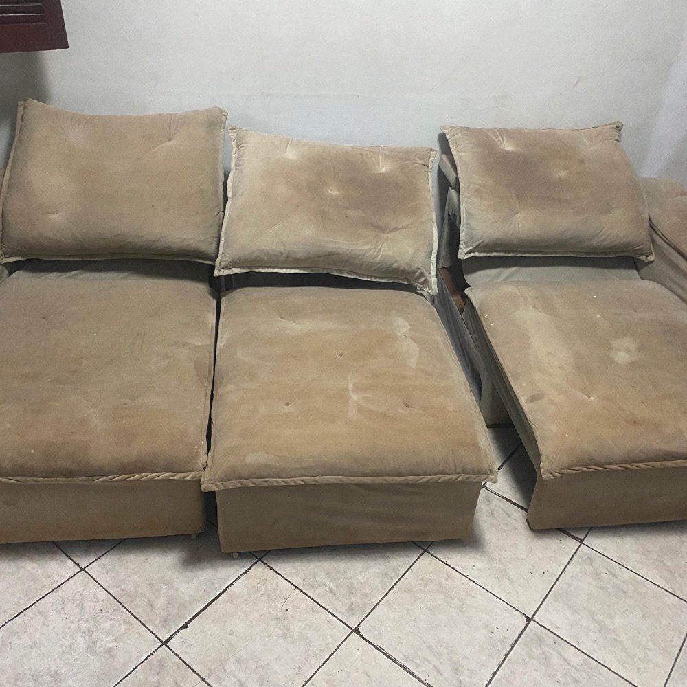 Sofá com manchas antes da higienização em Campinas