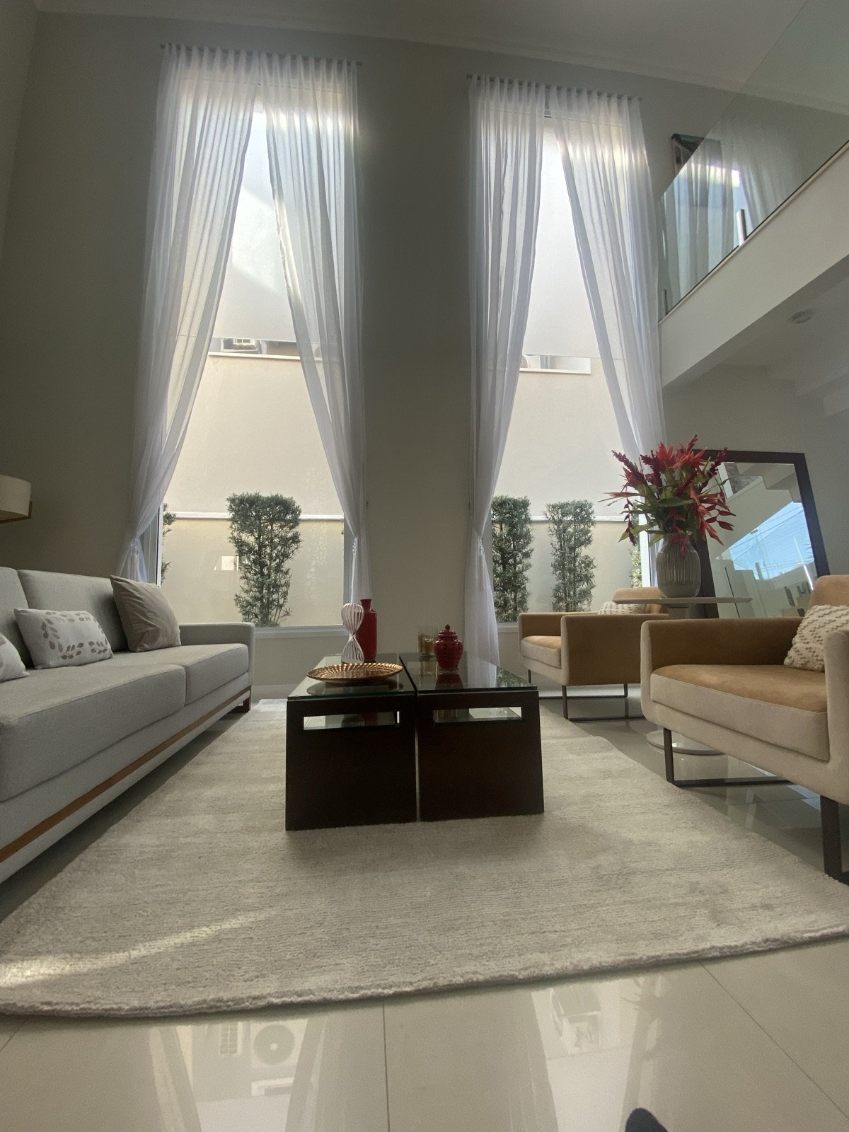 Cortinas brancas limpas em sala de estar em Campinas