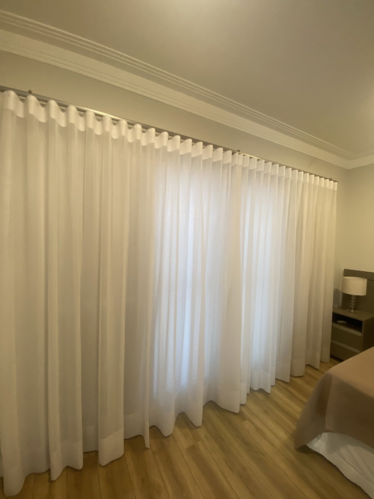 Cortinas limpas e impecáveis em quarto em Campinas